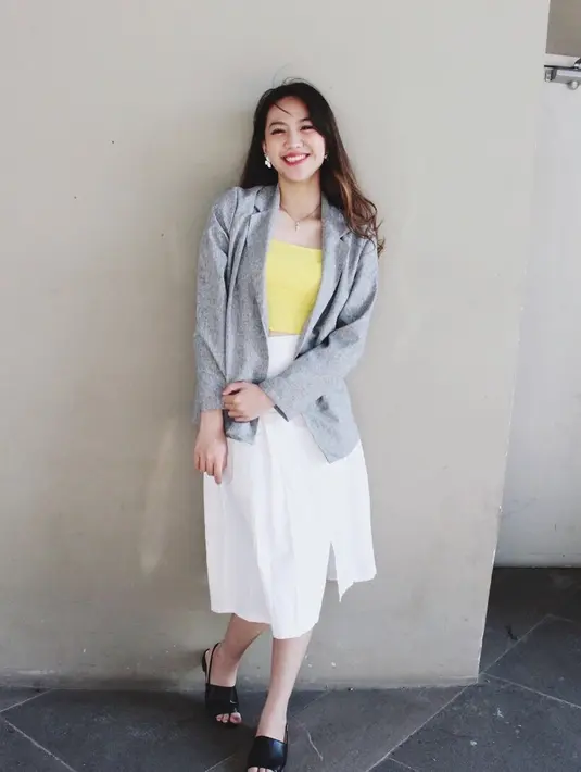 Tak hanya punya bakat menyanyi dan menari, Shanju juga berbakat di bidang akting. Terbukti ia terpilih menjadi member JKT48 yang bermain dalam film Viva JKT48. Selain itu, pemilik nama asli Shania Junianatha itu bahkan beberapa kali muncul dalam sitkom Tetangga Masa Gitu. (Liputan6.com/IG/@shanju)