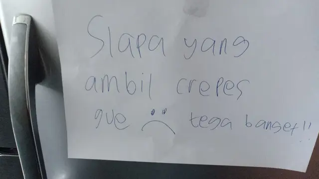 7 Potret Tempelan Kertas di Kulkas Rumah Kos Ini Bikin Tepuk Jidat