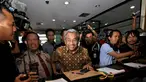 Mantan Mendikbud, M Nuh melaporkan daftar harta kekayaannya ke KPK, Jakarta, Selasa (9/12/2014). (Liputan6.com/Miftahul Hayat)