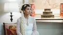 <p>Adinia Wirasti melepas masa lajang di tahun 2023, ia juga memilih mengenakan kebaya putih lengan panjang dipadukan bros dan kain batik sebagai bawahannya, lengkap dengan sanggul klasuk Jawa dan ronce melatinya. [@adiniawrst]</p>