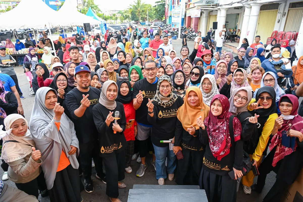 Menteri Pariwisata dan Ekonomi Kreatif (Menparekraf) Sandiaga Salahuddin Uno Menggelar bazar sembako murah di Batam.