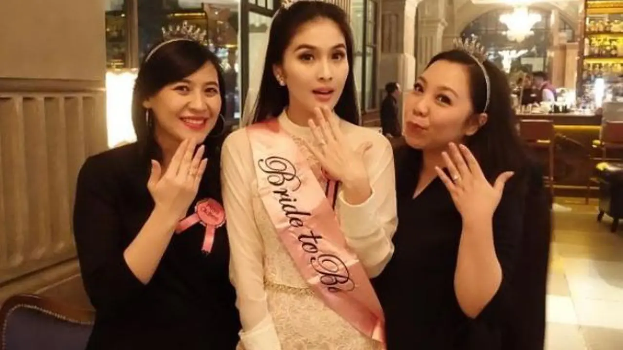 Cantiknya Sandra Dewi dalam Balutan Busana Mini  di Pesta Bujang