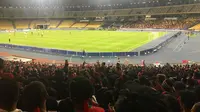 Suporter Timnas Indonesia U-16 di Stadion Nasional Bukit Jalil, Kuala Lumpur. (Bola.com/Aning Jati)