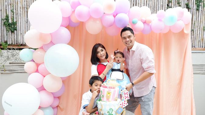 Potret Eva Anindita dan Keluarga. (Sumber: Instagram.com/eva_anindita_zachrie)