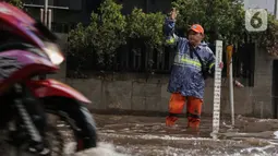 Genangan air dengan ketinggian sekitar 30 cm tersebut sempat mengganggu arus lalu lintas. (Liputan6.com/Angga Yuniar)