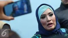 Elma Theana memberikan keterangan saat ditemui di kawasan Kapten Tendean, Jakarta, Senin (5/9). Keterlibatan Elma dengan Padepokan Aa Gatot Brajamusti berawal dari perceraiannya dengan Ferry Indarto Damono pada tahun 2004. (Liputan6.com/Herman Zakharia)