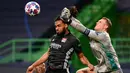 Kiper Bayern Munchen, Manuel Neuer berusaha menghalau bola sundulan bek Lyon, Jason Denayer pada pertandingan Semifinal Liga Champions di stadion Jose Alvalade di Lisbon, Portugal, Rabu, (19/8/2020). Munchen menang telak 3-0 dan melaju ke Final. (Franck Fife / Pool via AP)