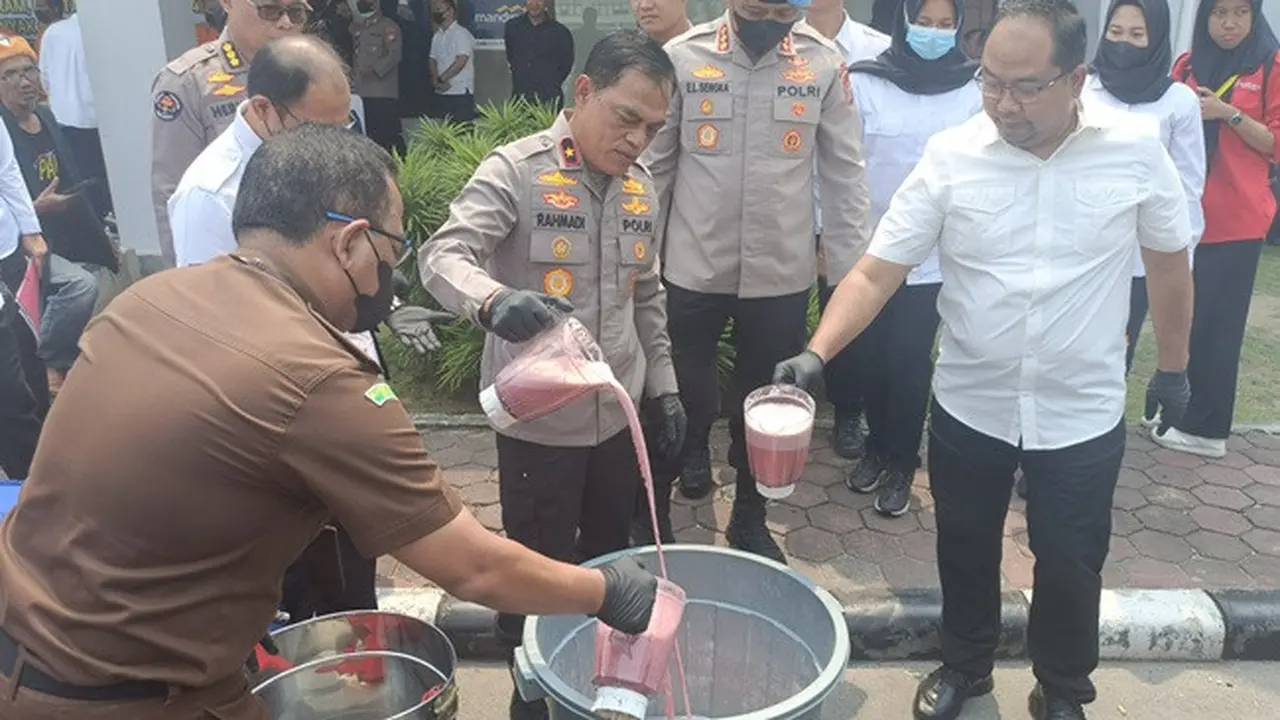 Pil ekstasi yang sudah dihancurkan oleh Wakapolda Riau dan jajaran sebagai antisipasi penyalahgunaan barang bukti.