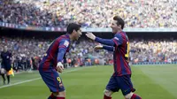 Lionel Messi dan Luis Suarez merayakan gol ke gawang Valencia (Reuters)