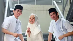 Pernah menjalin hubungan dengan Rizki DA selama 5 tahun, pedangdut kelahiran 1999 ini tentunya dekat dengan Ridho D’Academy, saudara kembar Rizki DA. Awali karier dengan ikuti ajang D’Academy, Rizki Ridho DA dan Lesti Kejora sudah layaknya kakak adik. Tetap dekat hingga saat ini, jebolan D’Academy ini ibarat tumbuh bersama. (Liputan6.com/IG/@da2_rizki123)