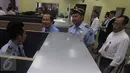 Menko Kemaritiman Rizal Ramli berbincang dengan petugas ketika sidak ke Bandara Soekarno Hatta, Tangerang, Banten, Senin (25/4). Menko Rizal mendapati beberapa WNA masih belum mengetahui adanya kebijakan bebas visa kunjungan. (Liputan6.com/Helmi Afandi)