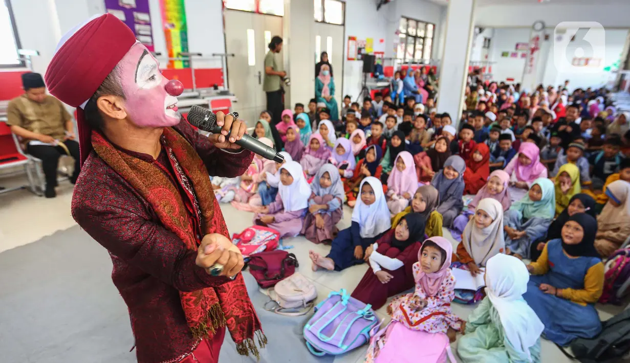 Pendakwah, Yahya Edward Hendrawan menggunakan kostum badut Syariah saat memberikan pendidikan agama saat pesantren kilat Ramadan 1445 H kepada anak anak di SDN Pakualam 01, Kota Tangerang Selatan, Banten, Rabu (20/3/2024). (Liputan6.com/Angga Yuniar)