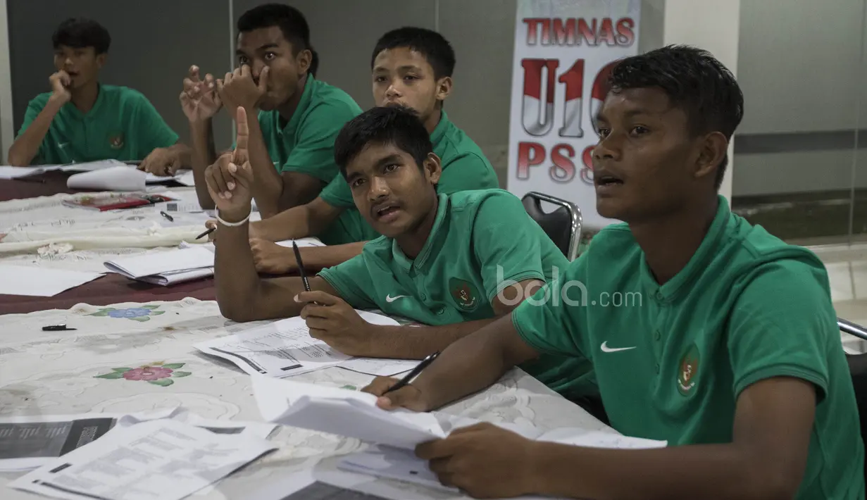 Para pemain Timnas Indonesia U-16 mendapatkan les privat untuk persiapan Ujian Nasional tingkat SMP di Cijantung, Jakarta, Rabu (3/5/2017). (Bola.com/Vitalis Yogi Trisna)