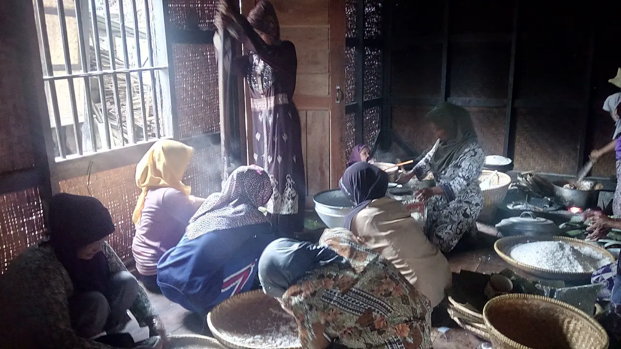 Ritual Pagi yang Sibuk di Situs Keramat Kabuyutan Ciburuy