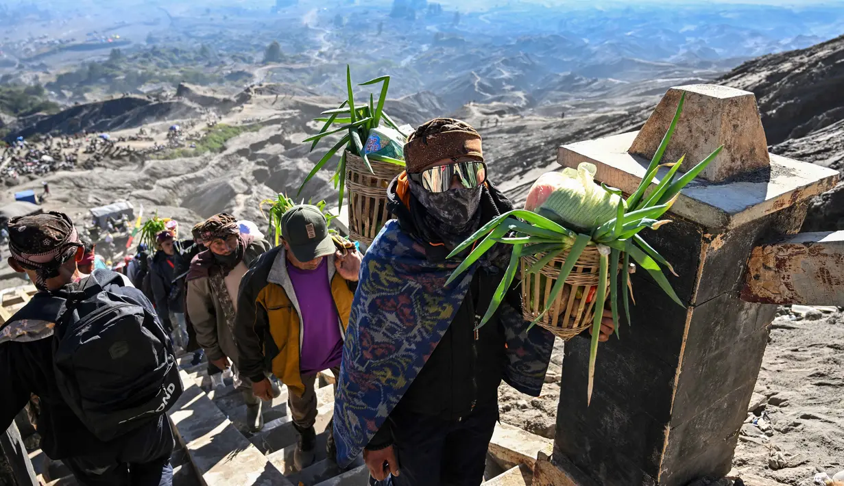Para penganut Hindu dari komunitas Tengger mendaki gunung berapi aktif Bromo untuk mempersembahkan sesaji berupa beras, buah-buahan, ternak, dan barang-barang lainnya sebagai bagian dari festival Yadnya Kasada di dekat Probolinggo, Jawa Timur, Senin 1 Juni 2026. (JUNI KRISWANTO/AFP)