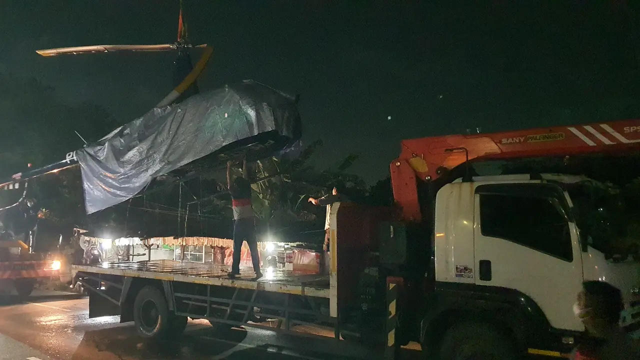 Helikopter latih jenis Tobindon Robinson 44 yang jatuh di Danau Buperta, Kecamatan Cimanggis, Kota Depok, pada Jumat (28/5/2021), telah dievakuasi.