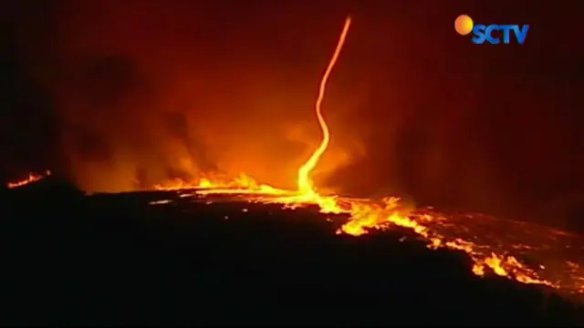 Fenomena tornado api muncul saat Portugal tengah memerangi gelombang kebakaran lahan yang menyebar luas dengan cepat.