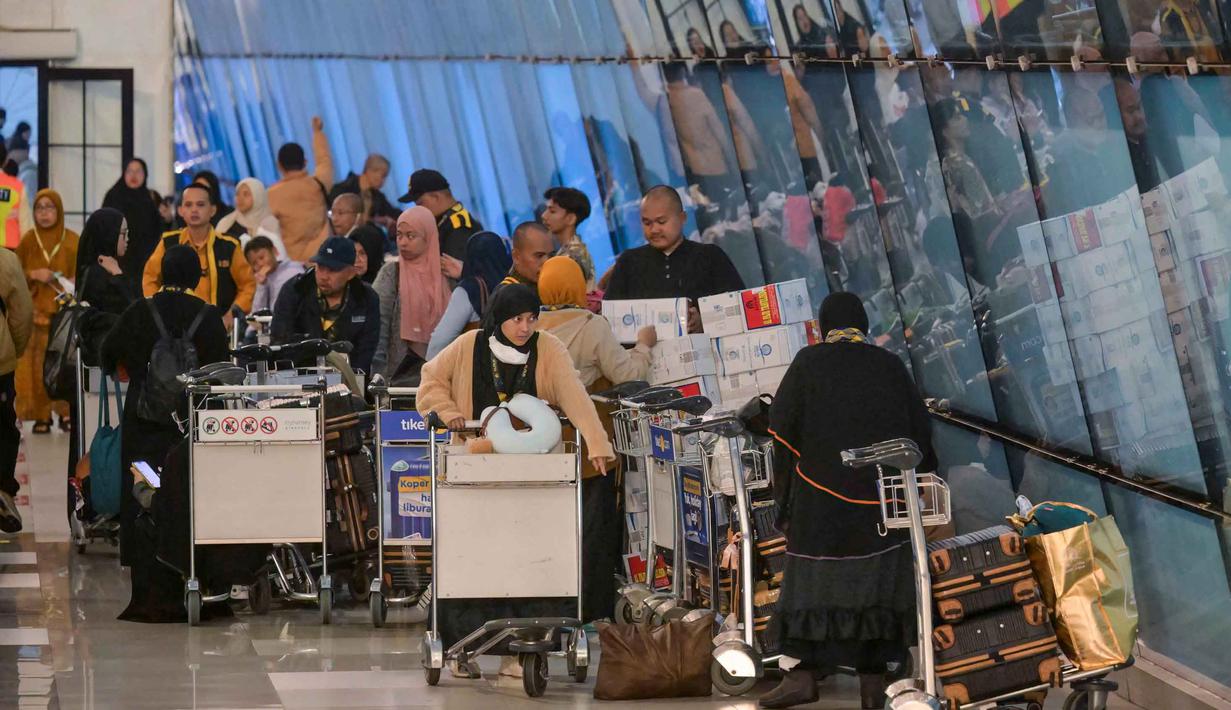 Seperti diketahui, pemulangan jamaah umrah Indonesia dilakukan secara bertahap di tengah eskalasi konflik di kawasan Timur Tengah yang sempat menyebabkan disrupsi jadwal penerbangan. Tampak dalam foto, umat Muslim Indonesia yang kembali usai menunaikan ibadah Umrah tiba di Bandara Internasional Soekarno-Hatta, Tangerang, Banten, pada Selasa 10 Maret 2026. (BAY ISMOYO/AFP)