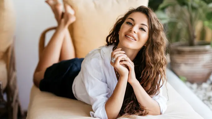 perempuan dewasa bahagia