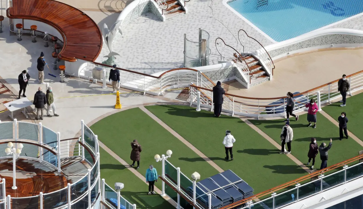 Aktivitas penumpang saat dikarantina di kapal pesiar Diamond Princess di Daikoku Pier Cruise Terminal di Yokohama (7/2/2020). Sebanyak 638 orang dilaporkan meninggal dunia akibat virus corona pada Jumat (7/2). (Sadayuki Goto/Kyodo News via AP)