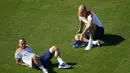 Dua pemain inti Timnas Belanda, Wesley Sneijder (kiri) dan Arjen Robben memilih duduk-duduk santai di lapangan usai menjalani sesi latihan di Rio de Janeiro, (24/6/2014). (REUTERS/Ricardo Moraes)