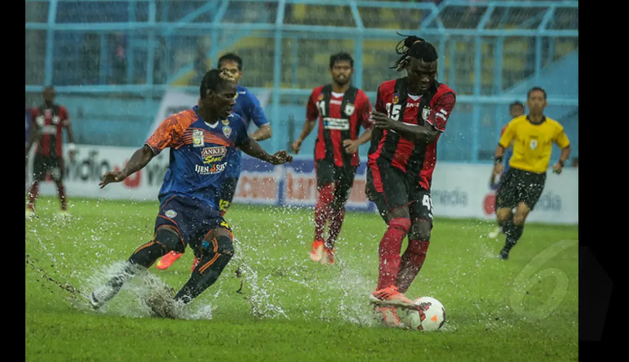 Arema Cronus membungkam Persipura dengan skor 4-1 saat laga SCM Cup 2015 di Stadion Kanjuruhan, Malang, Kamis (22/1/2015). (Liputan6.com/Faizal Fanani)