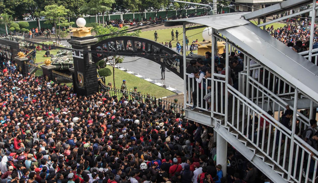 Panitia menjual sebanyak 15.000 tiket offline kepada para calon penonton final Piala AFF 2016 antara Timnas Indonesia melawan Thailand. (Bola.com/Vitalis Yogi Trisna)