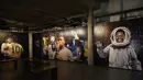 Sementara itu, terdapat sekitar 2.500 item, termasuk jersey (seperti nomor 10 dari Santos FC), sepatu, bola, foto, dan penghargaan seperti FIFA Golden Ball, tersimpan rapi di Museum Pele yang didirikan pada 2014 silam. Tampak dalam foto, detail Museum Pele terlihat setelah pengumuman akuisisi merek mendiang legenda sepak bola Brasil, Pele, oleh NR Sports di Santos, Sao Paulo, Brasil, pada Selasa 25 November 2025. (Miguel SCHINCARIOL/AFP)