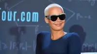 Putus cinta tak membuat Amber Rose trauma untuk menjalin cinta kembali. Baru dua bulan mengakhiri hubungannya dengan Valentin Chmerkovskiy, Amber sudah terlihat menjalin kasih dengan pria lainnya. (AFP/Bintang.com)