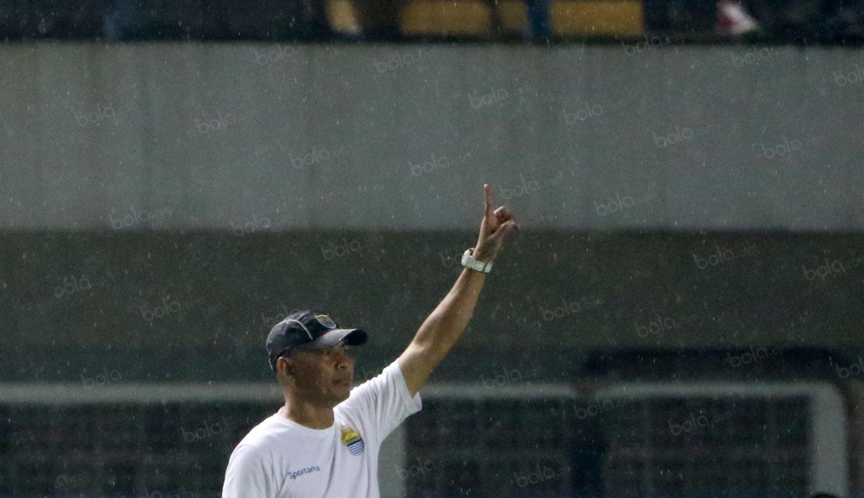 Herrie Setiawan memberikan arahan kepada tim Persib Bandung saat melawan Mitra Kukar di ajang Torabika SC 2016. Persib Bandung Menang 2-1. (Bola.com/Nicklas Hanoatubun)