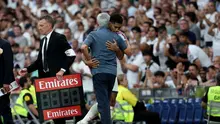 Pelatih Real Madrid, Jose Mourinho, memeluk Jude Bellingham setelah sang pemain ditarik keluar di tengah laga melawan Malaga di Santiago Bernabeu, Madrid, Minggu (30/8/2026). (AFP/Thomas Coex).