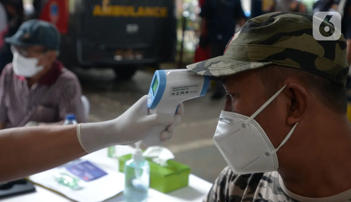 Pedagang menjalani pemeriksaan suhu tubuh saat mengikuti vaksinasi virus corona COVID-19 di Pasar Induk Kramat Jati, Jakarta Timur, Kamis (22/7/2021). Sebanyak 250 pedagang Pasar Induk Kramat Jati menjalani vaksinasi guna menekan penyebaran COVID-19. (merdeka.com/Imam Buhori)