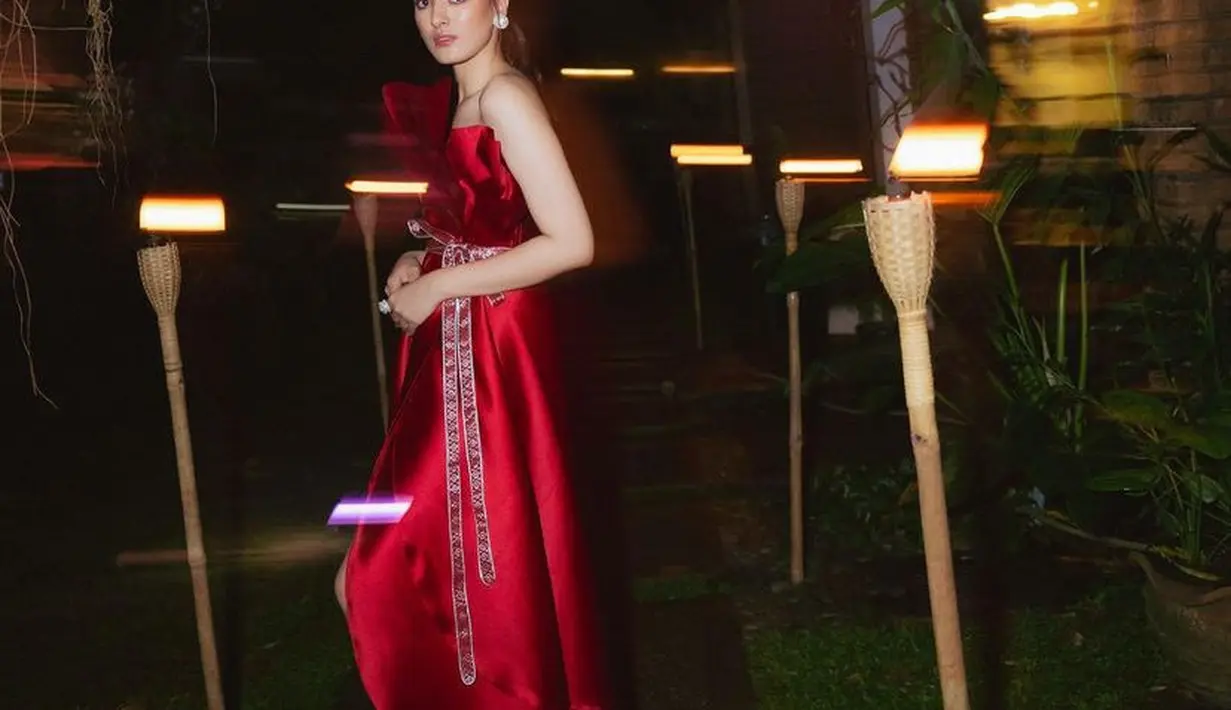Pemain Love Ice Cream ini tampil mewah dengan gaun satin warna merah dengan belt pita panjang dari Fadlan Indonesia. [@mawar_eva]