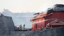 Petugas pemadam kebakaran berusaha memadamkan api yang membakar Kastil Shuri di Okinawa, Jepang selatan, Kamis (31/10/2019). Kastil ini pernah hancur beberapa kali akibat perang, salah satunya akibat Perang Okinawa tahun 1945, dan telah dibangun kembali. (Jun Hirata/Kyodo News via AP)