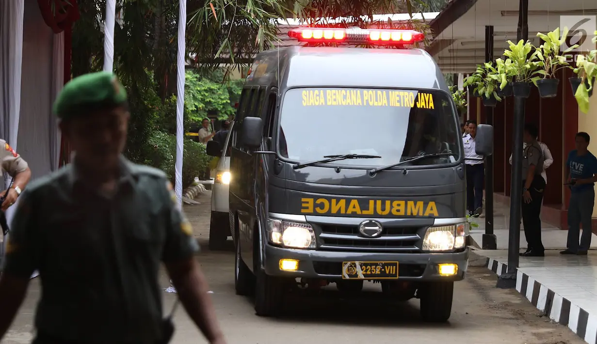Mobil ambulans pembawa kantong jenazah pascakecelakaan pesawat Lion Air JT 610 tiba RS Polri, Kramat Jati, Jakarta, Selasa (30/10). Pesawat Lion Air JT 610  yang jatuh di Karawang buatan tahun 2018. (Liputan6.com/Immanuel Antonius)