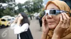Petugas mencoba kacamata khusus yang akan digunakan saat pengamatan Gerhana Matahari Total (GMT) di Planetarium TIM Jakarta, Selasa (8/3). Planetarium akan memfasilitasi warga yang hendak menyaksikan fenomena gerhana matahari. (Liputan6.com/Faizal Fanani)