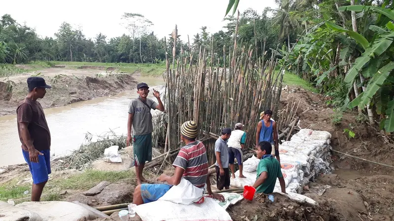 Tanggul Sungai Cimeneng, Bulaksari, Bantarsari, Cilacap, jebol di lima titik. (Foto: Liputan6.com/Muhamad Ridlo)