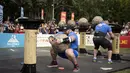 Hafthor Julius Bjornsson dari Islandia mengangkat batu pada kompetisi pria terkuat di dunia atau World’s Strongest Man di Manila, 5 Mei 2018. Para peserta harus mengikuti 6 tantangan untuk menyandang gelar manusia terkuat di planet bumi. (NOEL CELIS/AFP)