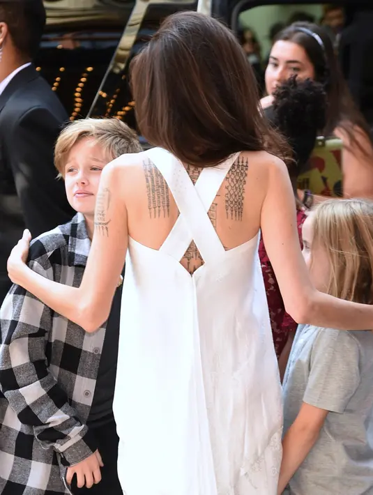 Angelina Jolie bersama anaknya Shiloh Jolie-Pitt dan Vivienne Jolie-Pitt saat menghadiri pemutaran "The Breadwinner" selama Festival Film Internasional Toronto 2017 di Winter Garden Theatre di Toronto, Kanada (10/9). (Photo by Evan Agostini/Invision/AP)