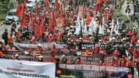 Massa buruh dan tani saat menggelar longmarch menuju Istana Negara di Jalan Salemba Raya, Jakarta, Selasa (20/10/2020). Ratusan buruh dan tani dari berbagai daerah tersebut akan menggelar aksi di Istana Negara menolak UU Omnibus Law Cipta Kerja. (merdeka.com/Iqbal S. Nugroho)