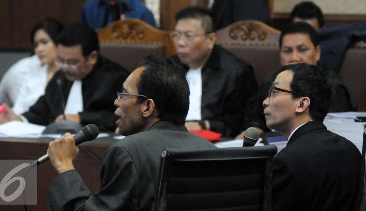 Ahli Patologi Forensik dari Australia, Beng Ong (kedua kanan) menjadi saksi ahli dalam sidang lanjutan kasus pembunuhan Wayan Mirna Salihin dengan terdakwa Jessica Kumala Wongso di PN Jakarta Pusat, Jakarta, Senin (5/9). (Liputan6.com/Helmi Afandi)