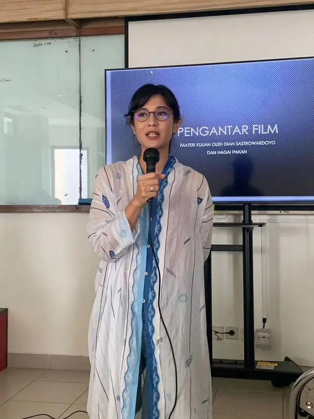 Potret Dian Sastro saat mengisi kelas Pengantar Film di Universitas Indonesia.