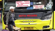 Calon penumpang saat berada di area Terminal Bus Antar Kota Antar Provinsi (AKAP) Kampung Rambutan, Jakarta, Sabtu (30/4/2022). Terminal Bus Kampung Rambutan melayani pemudik dengan tujuan kota di pulau Jawa dan Sumatra. (Liputan6.com/Helmi Fithriansyah)