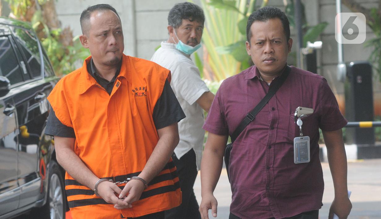 Kasubbag Protokol nonaktif Pemkot Medan, Syamsul Fitri Siregar tiba untuk menjalani pemeriksaan di Gedung KPK, Jakarta, Kamis (12/5/2019). Syamsul Fitri Siregar diperiksa sebagai saksi untuk tersangka Wali Kota Medan Nonaktif, Tengku Dzulmi Eldin. (merdeka.com/Dwi Narwoko)