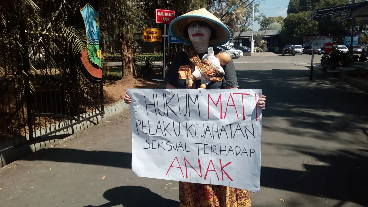Aksi solo wanita muda pada Hari Anak di Garut