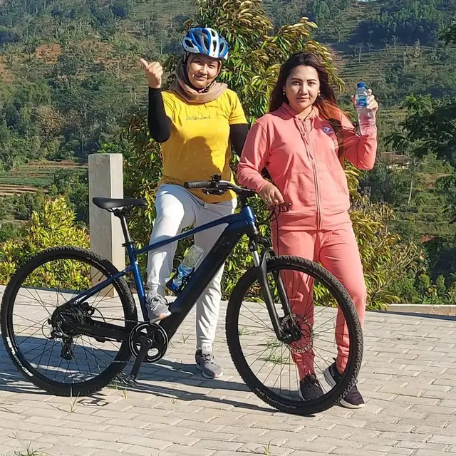 6 Potret Dwi Yuslianti Ibunda Happy Asmara, Parasnya Awet Muda