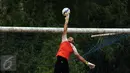 Salah satu kiper Persija, Reky Rahayu menghalau bola saat latihan di NYTC, Sawangan, Depok, Senin (2/11/2015). Latihan ini persiapan jelang turnamen Piala Jenderal Sudirman, 14 November mendatang. (Liputan6.com/Helmi Fithriansyah)  