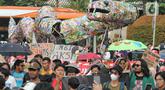 Aktivis yang tergabung dalam Orang Muda untuk Lingkungan Hidup (KOMUNAL) bersama WALHI saat karnaval menyambut Hari Lingkungan Hidup 2023 di Bundaran HI, Jakarta, Minggu (4/6/2023). (Liputan6.com/Angga Yuniar)