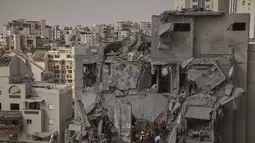 Serangan rudal Iran mengguncang kota Beersheba, selatan Israel, pada Selasa (24/6/2025). (AP/Leo Correa)