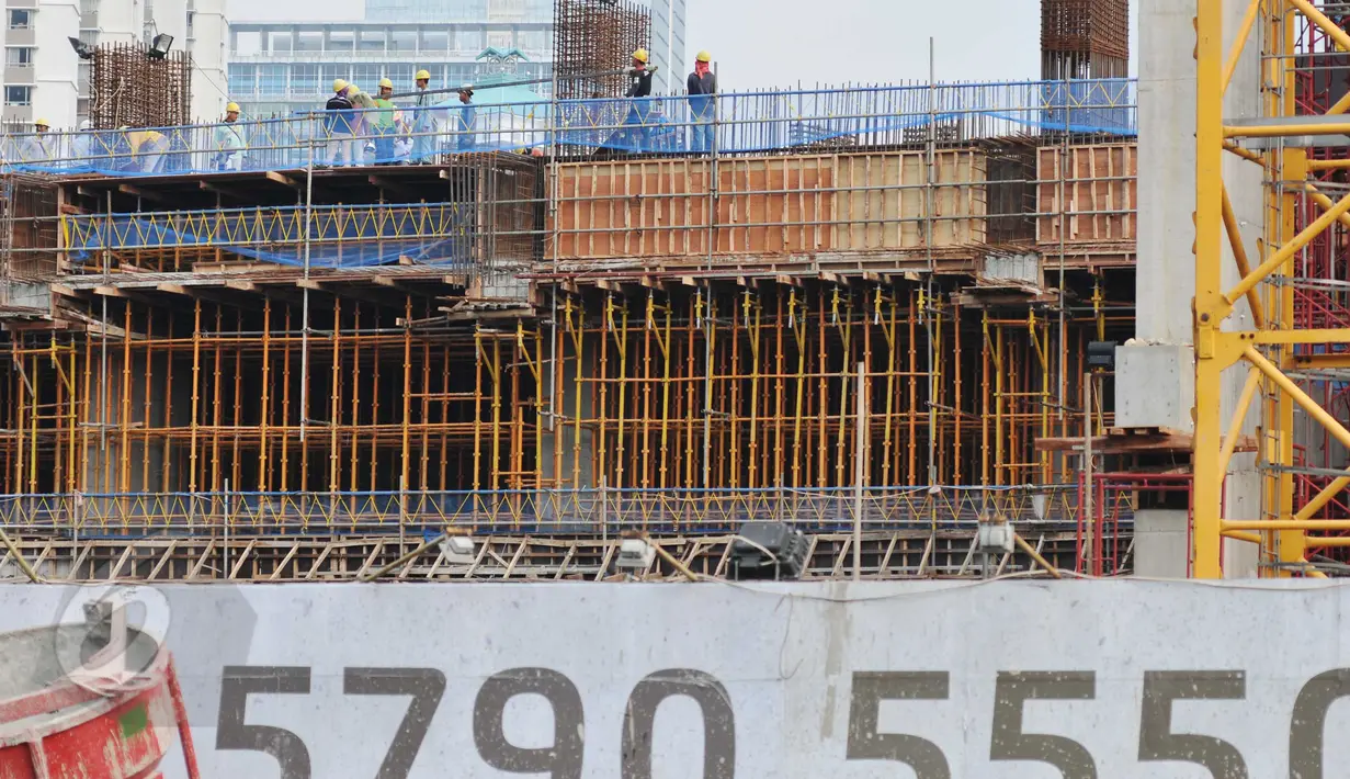 Suasana pembangunan gedung bertingkat di Jakarta, Rabu (10/6/2015). Kondisi perekonomian Indonesia pada kuartal I-2015 mengalami perlambatan dan berdampak pada pertumbuhan pasar properti. (Liputan6.com/Johan Tallo)